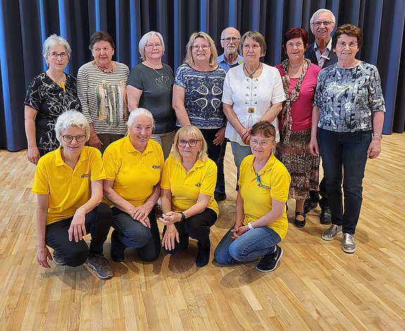 021_Vorderweißenbacher_Tanzgruppe_mit_Kursleiterin_Christa_Hochreiter_.jpg