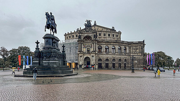 112-Die_Semperoper_von_außen.jpg  